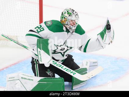 Pittsburgh, Usa. Oktober 2023. Der Torhüter Jake Oettinger (29) der Dallas Stars holt sich den Puck während der zweiten Phase des Sieges der Dallas Stars 4-1 gegen die Pittsburgh Penguins in der PPG Paints Arena in Pittsburgh am Dienstag, den 24. Oktober 2023. Foto: Archie Carpenter/UPI Credit: UPI/Alamy Live News Stockfoto