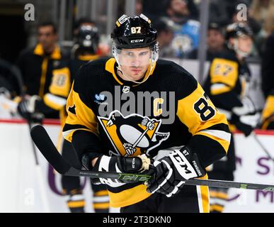 Pittsburgh, Usa. Oktober 2023. Sidney Crosby (87) vor dem Start der Dallas Stars 4-1 in der PPG Paints Arena in Pittsburgh am Dienstag, den 24. Oktober 2023. Foto: Archie Carpenter/UPI Credit: UPI/Alamy Live News Stockfoto