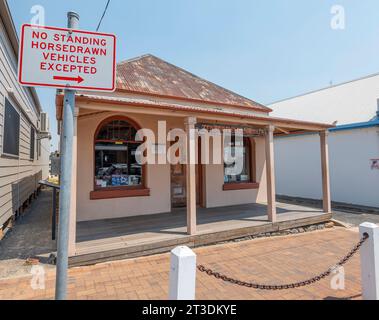 Der Tenterfield Saddler ist ein ikonisches Tenterfield-Gebäude. Der australische Sänger und Songwriter Peter Allen verewigte den Tenterfield Saddler. Stockfoto