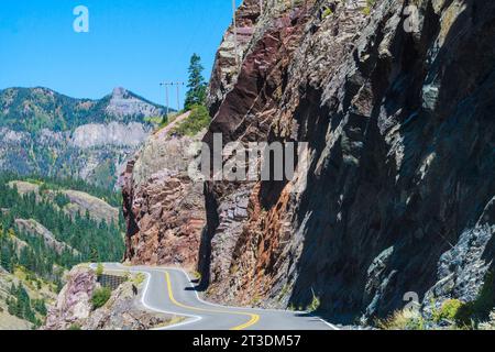Der Million Dollar Highway (US 550) ist steil und klippenförmig in der Nähe des Red Mountain Pass, einem Teil des San Juan Skyway Scenic Byway in Colorado. Stockfoto