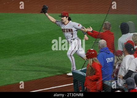 Philadelphia, Usa. Oktober 2023. Der Arizona Diamondback Right Fielder Corbin Carroll hält den Ball, nachdem er den letzten Fang des Spiels erreicht hatte, als die Diamondbacks die Philadelphia Phillies 4-2 besiegten, um den NLCS zu gewinnen und am Dienstag, den 24. Oktober 2023, in die World Series im Citizens Bank Park in Philadelphia vorrücken. Foto: Laurence Kesterson/UPI Credit: UPI/Alamy Live News Stockfoto