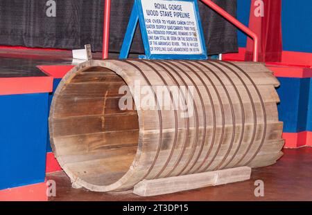 Holzpipeline im Museum im Royal Gorge Park in der Nähe von Canon City, Colorado, wo sich die Royal Gorge Suspension Bridge befindet. Stockfoto