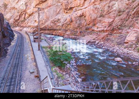 Eisenbahngleise der Royal Gorge Route. Die Royal Gorge Railroad ist eine historische Eisenbahn, die eine zweistündige Fahrt entlang des Arkansas River bietet. Stockfoto