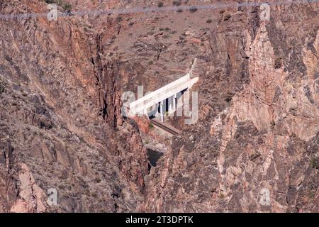 Brücke über die Gleise der Royal Gorge Route Railroad. Die Royal Gorge Railroad ist eine historische Eisenbahnstrecke, die eine zweistündige Fahrt entlang des Arkansas River ermöglicht Stockfoto