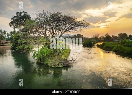 Blick auf den Sonnenuntergang von der historischen Eisenbahnbrücke Don Det-Don Khon, über den Mekong Fluss, die 4000 Inseln, Champasak Provinz im Süden von Laos. Stockfoto