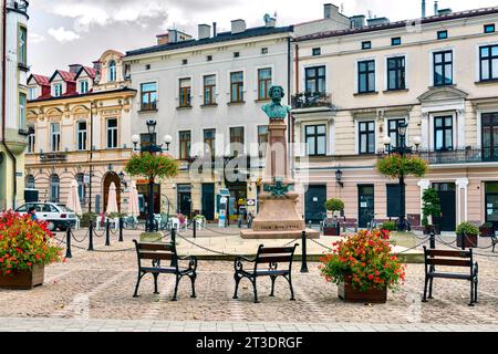 Das ist eine Büste des Dichters Adam Mickiewicz auf einem kleinen Platz. Das Hotel liegt auf der Straße vom Bahnhof zum Hauptplatz. Stockfoto