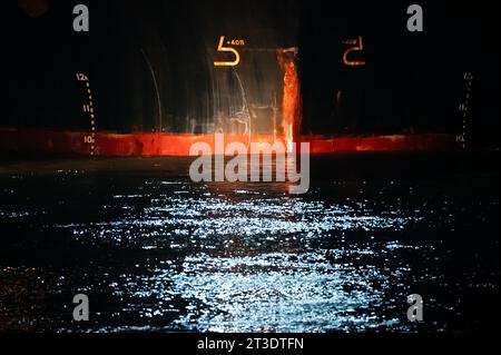 Cuxhaven, Deutschland. Oktober 2023. Schaden am Bug des Frachters 'Polesie'. Nach dem Zusammenstoß zweier Frachter in der Nordsee vor Helgoland wurden die vier vermissten Personen der siebenköpfigen Besatzung noch nicht gefunden. Quelle: Jonas Walzberg/dpa/Alamy Live News Stockfoto