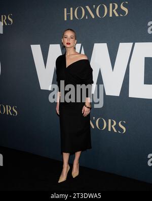 New York, USA. Oktober 2023. Jennifer Lawrence kommt am 16. Oktober 2023 auf dem roten Teppich für die WWD Honors in der Cipriani South Street in New York an. (Foto: Gabriele Holtermann/SIPA USA) Credit: SIPA USA/Alamy Live News Stockfoto