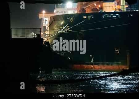 Cuxhaven, Deutschland. Oktober 2023. Schäden am Rumpf des Frachters 'Polesie'. Nach dem Zusammenstoß zweier Frachter in der Nordsee vor Helgoland wurden die vier vermissten Personen der siebenköpfigen Besatzung noch nicht gefunden. Quelle: Jonas Walzberg/dpa/Alamy Live News Stockfoto