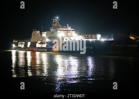 Cuxhaven, Deutschland. Oktober 2023. Das Schiff der Küstenwache Bad Düben fährt nachts in den Hafen. Nach dem Zusammenstoß zweier Frachter in der Nordsee vor Helgoland wurden die vier vermissten Personen der siebenköpfigen Besatzung noch nicht gefunden. Quelle: Jonas Walzberg/dpa/Alamy Live News Stockfoto