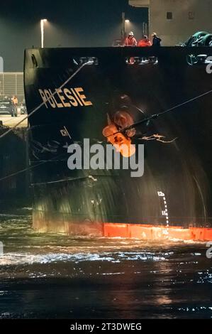 Cuxhaven, Deutschland. Oktober 2023. Schäden am Rumpf des Frachters 'Polesie'. Nach dem Zusammenstoß zweier Frachter in der Nordsee vor Helgoland wurden die vier vermissten Personen der siebenköpfigen Besatzung noch nicht gefunden. Quelle: Jonas Walzberg/dpa/Alamy Live News Stockfoto