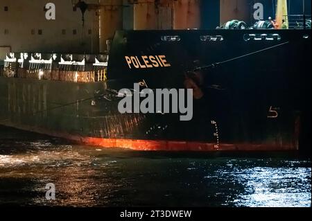 Cuxhaven, Deutschland. Oktober 2023. Schäden am Rumpf des Frachters 'Polesie'. Nach dem Zusammenstoß zweier Frachter in der Nordsee vor Helgoland wurden die vier vermissten Personen der siebenköpfigen Besatzung noch nicht gefunden. Quelle: Jonas Walzberg/dpa/Alamy Live News Stockfoto