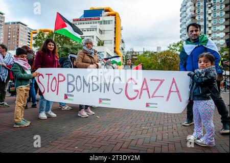 Oktober, Rotterdam. Palästinenser und ihre Unterstützer protestieren immer wieder, um die Regierung Israels zu verurteilen und Solidarität mit dem palästinensischen Volk zum Ausdruck zu bringen. Rund 5.000 Demonstranten versammelten sich in Trauer, Wut und Solidarität wegen der jüngsten Eskalation des israelisch-palästinensischen Konflikts und der beunruhigenden Ereignisse in Gaza. Stockfoto