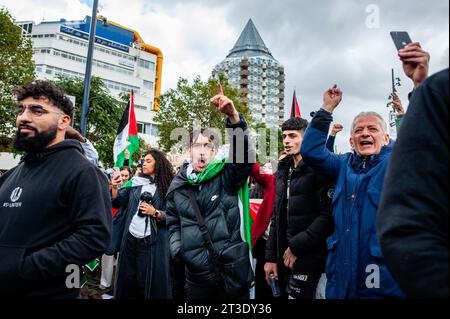 Oktober, Rotterdam. Palästinenser und ihre Unterstützer protestieren immer wieder, um die Regierung Israels zu verurteilen und Solidarität mit dem palästinensischen Volk zum Ausdruck zu bringen. Rund 5.000 Demonstranten versammelten sich in Trauer, Wut und Solidarität wegen der jüngsten Eskalation des israelisch-palästinensischen Konflikts und der beunruhigenden Ereignisse in Gaza. Stockfoto