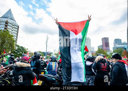 Oktober, Rotterdam. Palästinenser und ihre Unterstützer protestieren immer wieder, um die Regierung Israels zu verurteilen und Solidarität mit dem palästinensischen Volk zum Ausdruck zu bringen. Rund 5.000 Demonstranten versammelten sich in Trauer, Wut und Solidarität wegen der jüngsten Eskalation des israelisch-palästinensischen Konflikts und der beunruhigenden Ereignisse in Gaza. Stockfoto