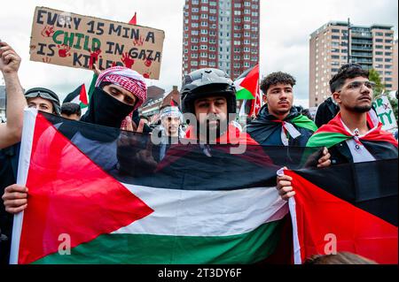 Oktober, Rotterdam. Palästinenser und ihre Unterstützer protestieren immer wieder, um die Regierung Israels zu verurteilen und Solidarität mit dem palästinensischen Volk zum Ausdruck zu bringen. Rund 5.000 Demonstranten versammelten sich in Trauer, Wut und Solidarität wegen der jüngsten Eskalation des israelisch-palästinensischen Konflikts und der beunruhigenden Ereignisse in Gaza. Stockfoto