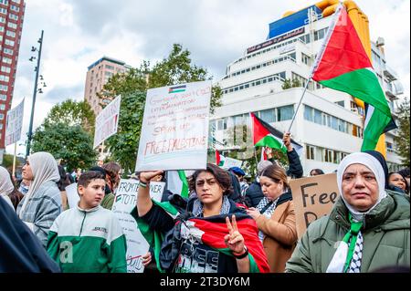 Oktober, Rotterdam. Palästinenser und ihre Unterstützer protestieren immer wieder, um die Regierung Israels zu verurteilen und Solidarität mit dem palästinensischen Volk zum Ausdruck zu bringen. Rund 5.000 Demonstranten versammelten sich in Trauer, Wut und Solidarität wegen der jüngsten Eskalation des israelisch-palästinensischen Konflikts und der beunruhigenden Ereignisse in Gaza. Stockfoto