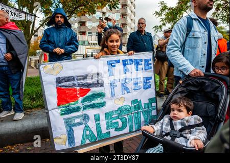 Oktober, Rotterdam. Palästinenser und ihre Unterstützer protestieren immer wieder, um die Regierung Israels zu verurteilen und Solidarität mit dem palästinensischen Volk zum Ausdruck zu bringen. Rund 5.000 Demonstranten versammelten sich in Trauer, Wut und Solidarität wegen der jüngsten Eskalation des israelisch-palästinensischen Konflikts und der beunruhigenden Ereignisse in Gaza. Stockfoto