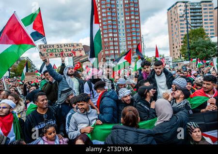 Oktober, Rotterdam. Palästinenser und ihre Unterstützer protestieren immer wieder, um die Regierung Israels zu verurteilen und Solidarität mit dem palästinensischen Volk zum Ausdruck zu bringen. Rund 5.000 Demonstranten versammelten sich in Trauer, Wut und Solidarität wegen der jüngsten Eskalation des israelisch-palästinensischen Konflikts und der beunruhigenden Ereignisse in Gaza. Stockfoto