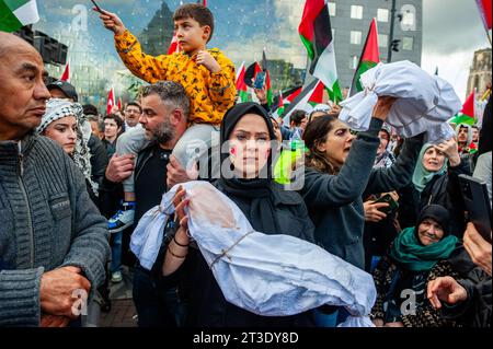 Oktober, Rotterdam. Palästinenser und ihre Unterstützer protestieren immer wieder, um die Regierung Israels zu verurteilen und Solidarität mit dem palästinensischen Volk zum Ausdruck zu bringen. Rund 5.000 Demonstranten versammelten sich in Trauer, Wut und Solidarität wegen der jüngsten Eskalation des israelisch-palästinensischen Konflikts und der beunruhigenden Ereignisse in Gaza. Stockfoto