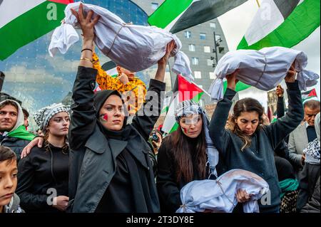 Oktober, Rotterdam. Palästinenser und ihre Unterstützer protestieren immer wieder, um die Regierung Israels zu verurteilen und Solidarität mit dem palästinensischen Volk zum Ausdruck zu bringen. Rund 5.000 Demonstranten versammelten sich in Trauer, Wut und Solidarität wegen der jüngsten Eskalation des israelisch-palästinensischen Konflikts und der beunruhigenden Ereignisse in Gaza. Stockfoto