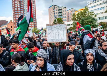 Oktober, Rotterdam. Palästinenser und ihre Unterstützer protestieren immer wieder, um die Regierung Israels zu verurteilen und Solidarität mit dem palästinensischen Volk zum Ausdruck zu bringen. Rund 5.000 Demonstranten versammelten sich in Trauer, Wut und Solidarität wegen der jüngsten Eskalation des israelisch-palästinensischen Konflikts und der beunruhigenden Ereignisse in Gaza. Stockfoto