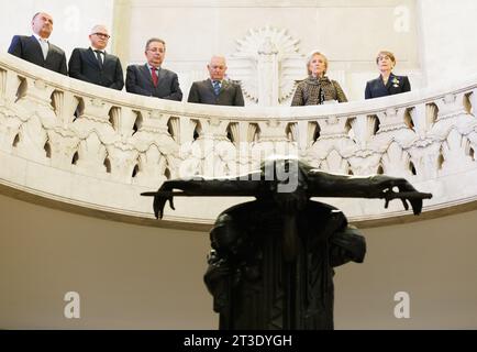 Der wallonische Vizepräsident und Minister für Wirtschaft, Außenhandel, Forschung und Innovation, Digitalisierung, Raumordnung und Landwirtschaft Willy Borsus, der flämische Minister für Finanzen, Haushalt und Wohnungswesen Matthias Diependaele, der Ministerpräsident der Region Brüssel, Rudi Vervoort, Prinzessin Astrid von Belgien und Gouverneur von New South Wales Margaret Beazley, fotografiert während einer Gedenkveranstaltung zum Zweiten Weltkrieg in der Hall of Memory am Anzac Memorial im Hyde Park, während der belgischen Wirtschaftsmission im Commonwealth of Australia, am Mittwoch, den 25. Oktober 2023 in Sydney. Eine belgische Delegation ist auf einer 10 Stockfoto