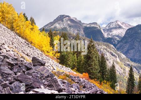 Blick von der Zugfahrt mit der Durango und der Silverton Narrow Gauge Railroad in Colorado. Historische, malerische, mit Kohle befeuerte Dampflokomotiven gezogene Züge. Stockfoto