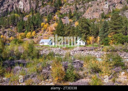 Blick von der Zugfahrt mit der Durango und der Silverton Narrow Gauge Railroad in Colorado. Historische, malerische, mit Kohle befeuerte Dampflokomotiven gezogene Züge. Stockfoto