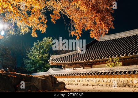 Nachtansicht auf das Dorf Gyochon Hanok im Herbst in Gyeongju, Korea Stockfoto