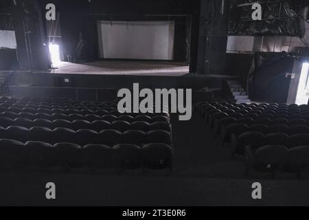 News - Reclamation arbeitet im Sportzentrum Delphinia in Caivano Caivano Reclamation arbeitet im Sportzentrum Delphinia und im Theater Caivano Arte. Die Intervention wurde von der Regierung gewünscht und von Premierministerin Meloni selbst angekündigt, als sie wenige Tage nach Ausbruch von Gruppengewalt gegen zwei minderjährige Cousins in den Grünen Park kam. Die Säuberungsarbeiten wurden von italienischen Armeesoldaten durchgeführt. Oktober 2023 Napoli Caivano Italien Copyright: XAntonioxBalascox/xLiveMediax LPN 1101234 Credit: Imago/Alamy Live News Stockfoto