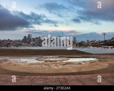 Wunderschöne Aussicht auf die Innenstadt von Seattle im Januar von der anderen Seite des Lake Union, mit der legendären Space Needle. Am frühen Morgen aus dem Gas Works Park. Stockfoto