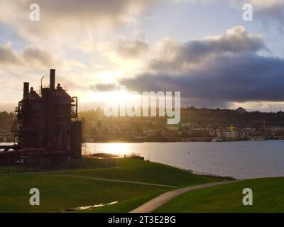 Sonnenaufgang am frühen Morgen über der Gasanlage im industriellen Gas Works Park in Seattle, WA. Blick auf das Eastlake Viertel. Verlassene, historische Stätte. Stockfoto