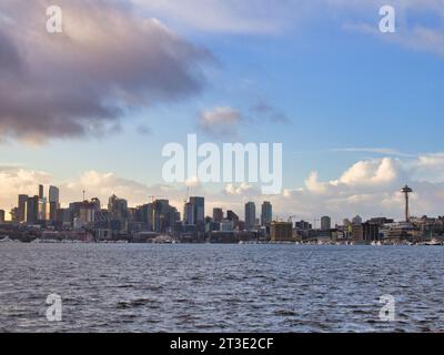 Wunderschöne Aussicht auf die Innenstadt von Seattle im Januar von der anderen Seite des Lake Union, mit der legendären Space Needle. Am frühen Morgen aus dem Gas Works Park. Stockfoto