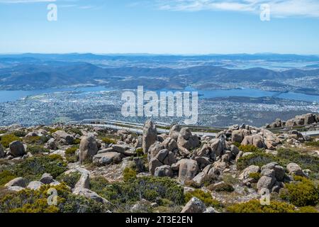 Blick auf die Stadt Hobart vom Gipfel des Mt. Wellington in Tasmanien, Australien Stockfoto