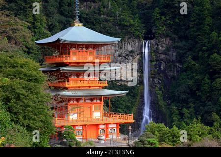 Seianto-JI Tempelpagode vor dem Hintergrund der Nachi-Fälle in Nachisan, Nachikatsuura, Wakayama, Japan Stockfoto