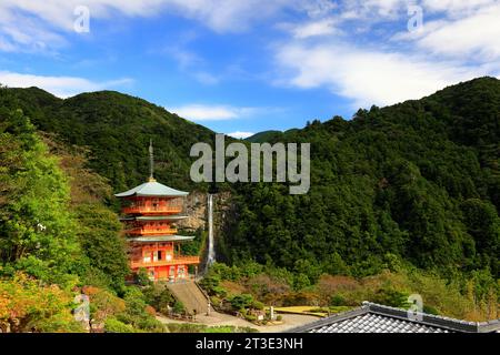 Seianto-JI Tempelpagode vor dem Hintergrund der Nachi-Fälle in Nachisan, Nachikatsuura, Wakayama, Japan Stockfoto