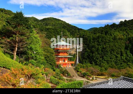 Seianto-JI Tempelpagode vor dem Hintergrund der Nachi-Fälle in Nachisan, Nachikatsuura, Wakayama, Japan Stockfoto