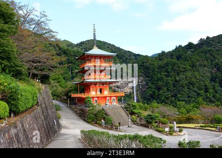 Seianto-JI Tempelpagode vor dem Hintergrund der Nachi-Fälle in Nachisan, Nachikatsuura, Wakayama, Japan Stockfoto