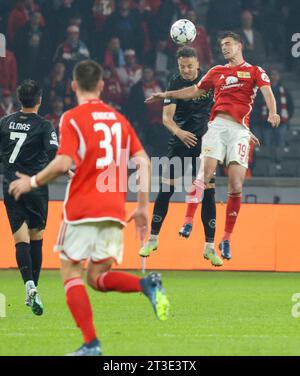 Berlin, Berlin, Deutschland. Oktober 2023. JANIK HABERER von der Union Berlin und AMIR RRAHMANI vom SSC Neapel kämpfen um den Ball während des Champions-League-Matchups im Berliner Olympiastadion. (Kreditbild: © Fabio Sasso/ZUMA Press Wire) NUR REDAKTIONELLE VERWENDUNG! Nicht für kommerzielle ZWECKE! Stockfoto