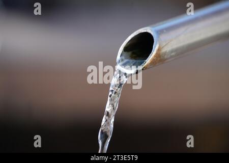 Nahaufnahme von fließendem Wasser aus dem Brunnenrohr Stockfoto