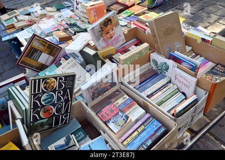 Nicht exklusiv: LEMBERG, UKRAINE - 28. SEPTEMBER 2023 - Flohbuchmarkt rund um das Denkmal des ersten ukrainischen Druckers Iwan Fedorow, Lemberg Stockfoto