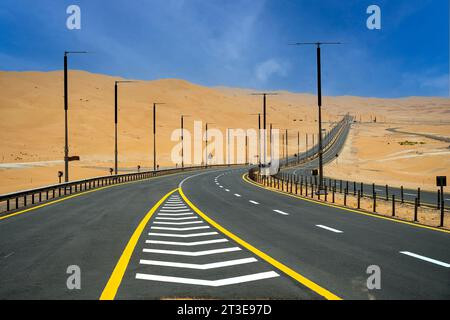 Hochauflösendes Bild von Straßen in der Wüste Liwa Abu Dhabi Stockfoto