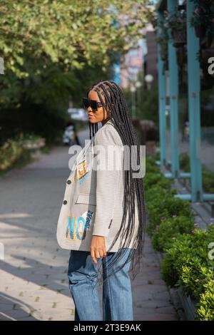 Kasachstan, Schhymkent - 4. September 2023: Schöne afrikanische Frauen mit extrem langen panierten Haaren gehen draußen Stockfoto