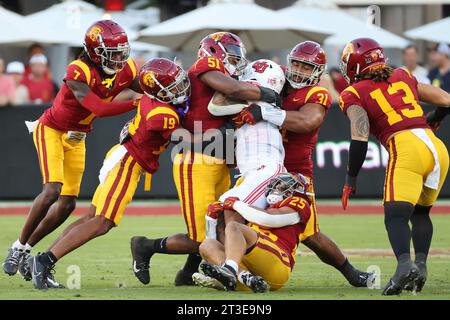 USC Trojans Defensive End Solomon Byrd (51), Cornerback Jaylin Smith (19), Nose Tackle Tyrone Taleni (31), Linebacker Tackett Curtis (25) und Safety Calen Bullock stoppen Utah Utes Running Back Ja’Quinden Jackson (3) während eines NCAA Football Spiels am Samstag, 21. Oktober 2023 in Los Angeles. Utah besiegte den USC 34-32. (Kevin Terrell/Image of Sport) Stockfoto
