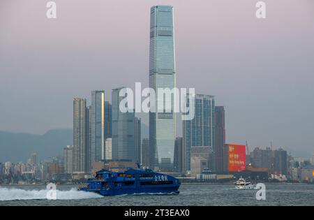 Der berühmte Hong Kong Macau Ferry COTAI WASSERJET nimmt die Segeldienste wieder auf, nachdem die Beschränkungen der COVID-Pandemie zwischen Macau und Hongkong, CH, gesenkt wurden Stockfoto