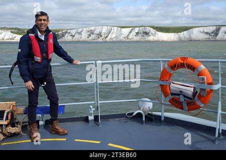 Aktenfoto vom 06/23 von Premierminister Rishi Sunak an Bord des Grenzschneiders HMC Sucher während eines Besuchs in Dover. Mittwoch ist ein Jahr her, seit Rishi Sunak Premierminister wurde. Stockfoto