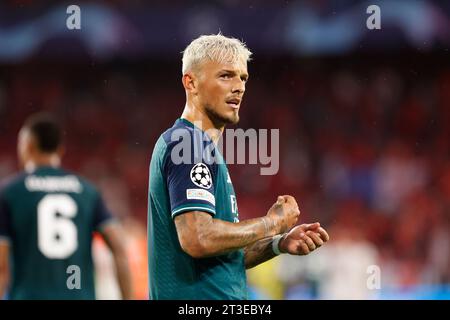 Sevilla, Spanien. Oktober 2023. Ben White (4) von Arsenal, der während des UEFA Champions League-Spiels zwischen Sevilla FC und Arsenal im Estadio Ramon Sanchez Pizjuan in Sevilla zu sehen war. (Foto: Gonzales Photo/Alamy Live News Stockfoto