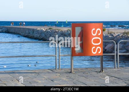 Rettungsschwimmer in einer Kiste mit SOS-Inschrift in der Nähe des Meeres. Barcelona, Katalonien, Spanien. Stockfoto