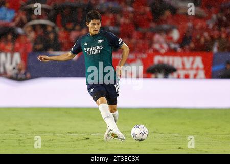 Sevilla, Spanien. Oktober 2023. Takehiro Tomiyasu (18) von Arsenal, das während des Spiels der UEFA Champions League zwischen Sevilla FC und Arsenal im Estadio Ramon Sanchez Pizjuan in Sevilla zu sehen war. (Foto: Gonzales Photo/Alamy Live News Stockfoto